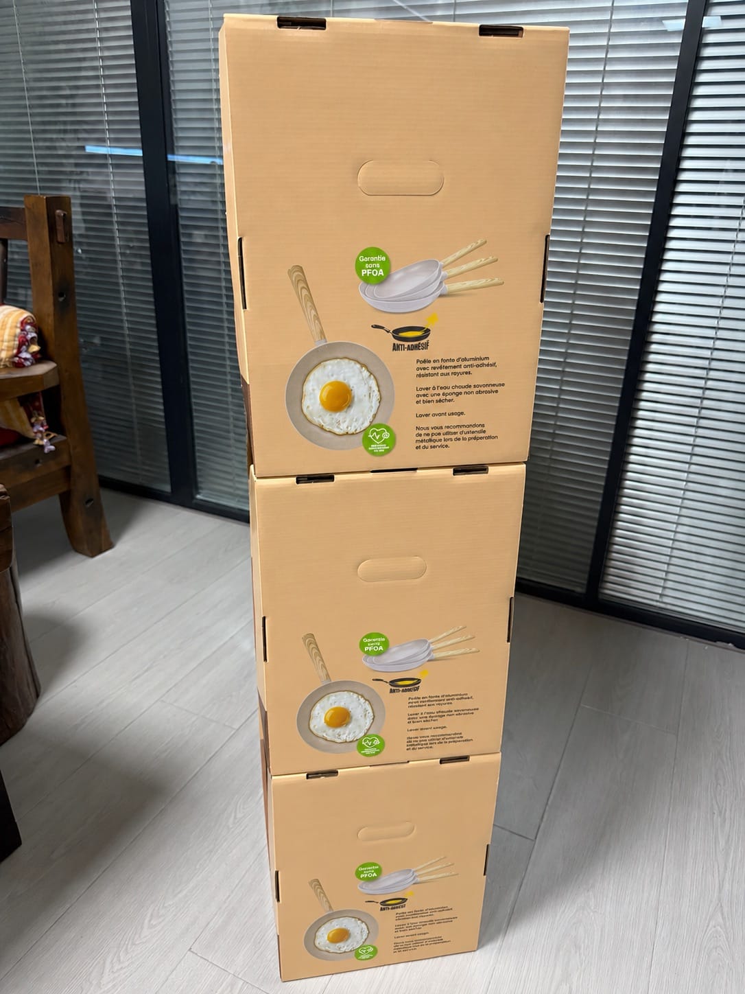 Printed La Poêle cookware cartons stacked for handling