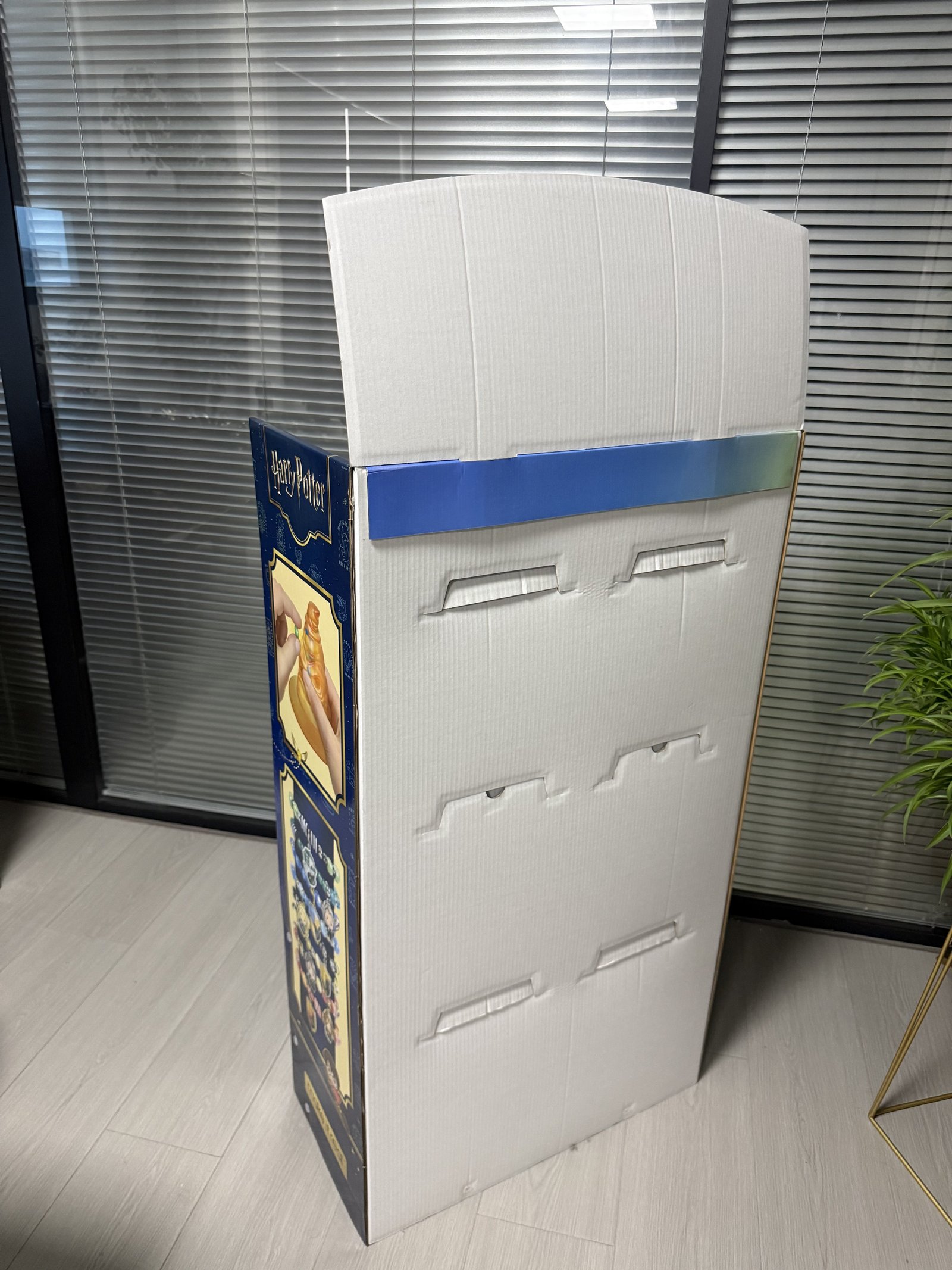 Rear view of R002 corrugated floor display and its slot-and-tab structure