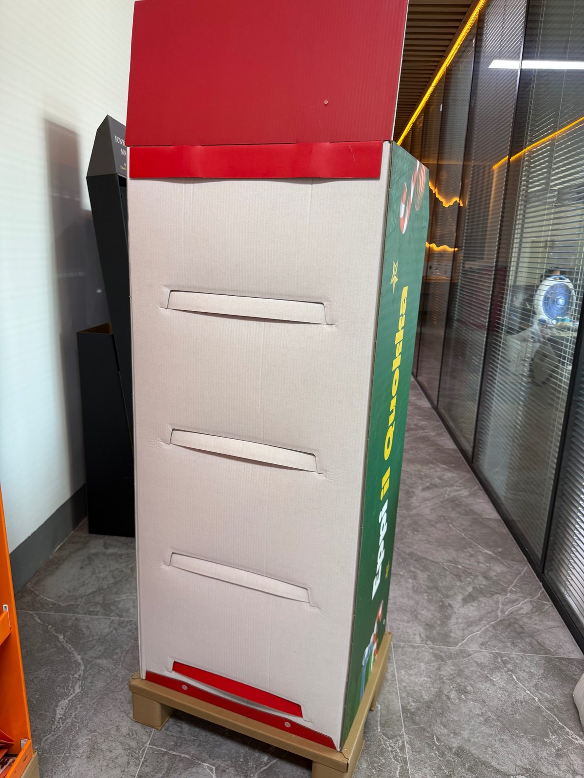 Back panel structure of corrugated floor display stand
