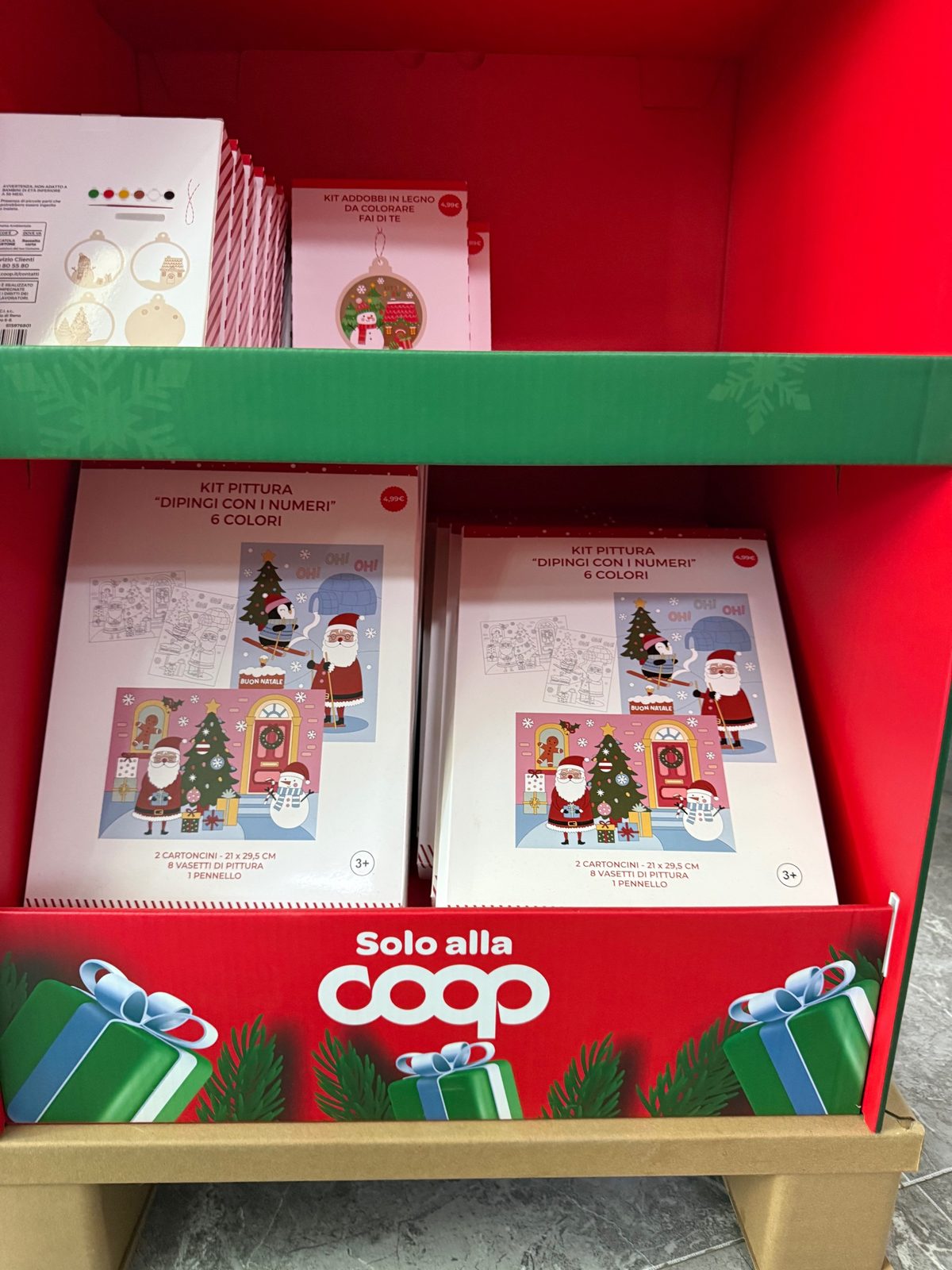 Bottom shelf and paper pallet base of Christmas floor display stand