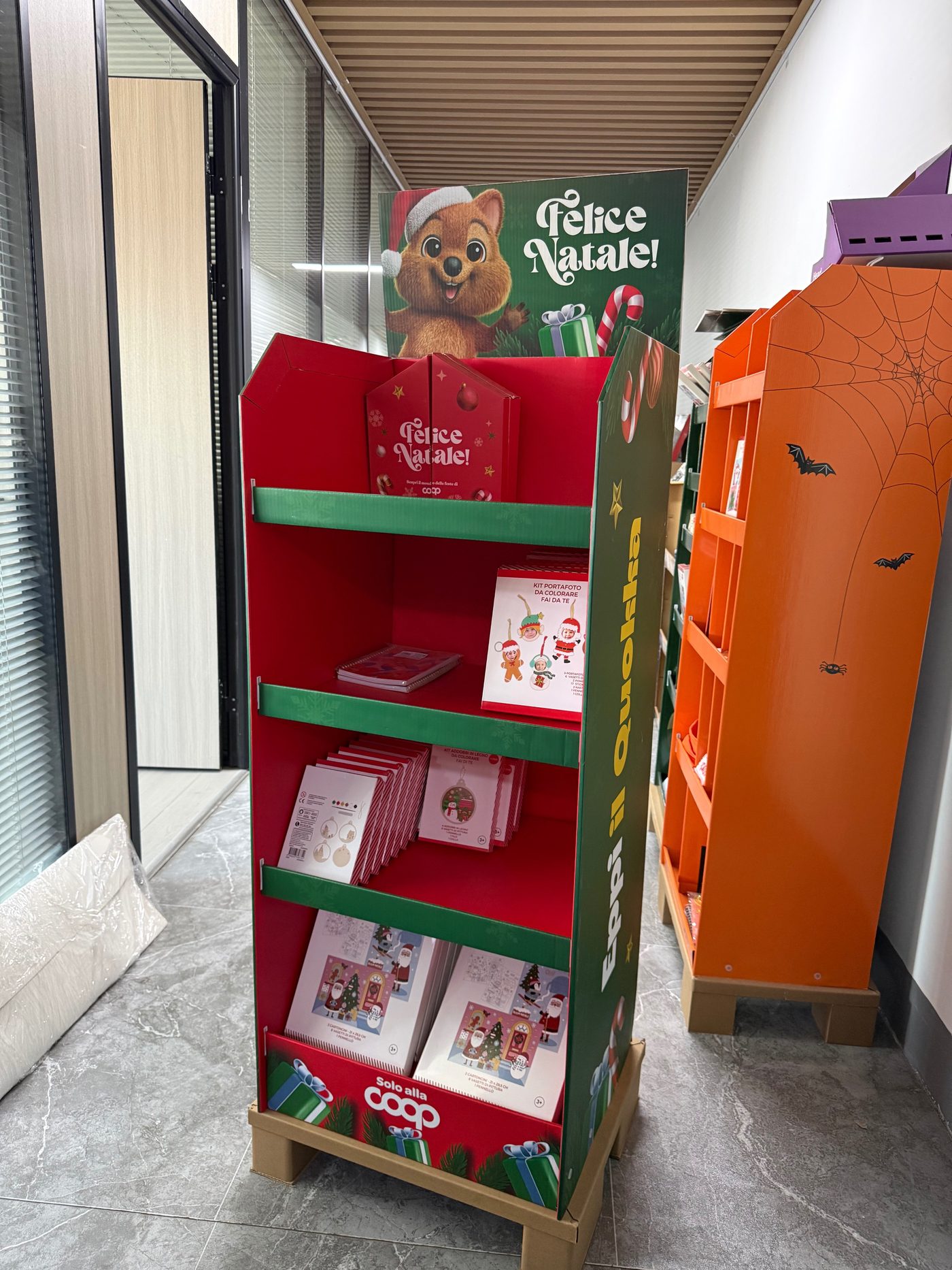 R007 Christmas pop-up display
