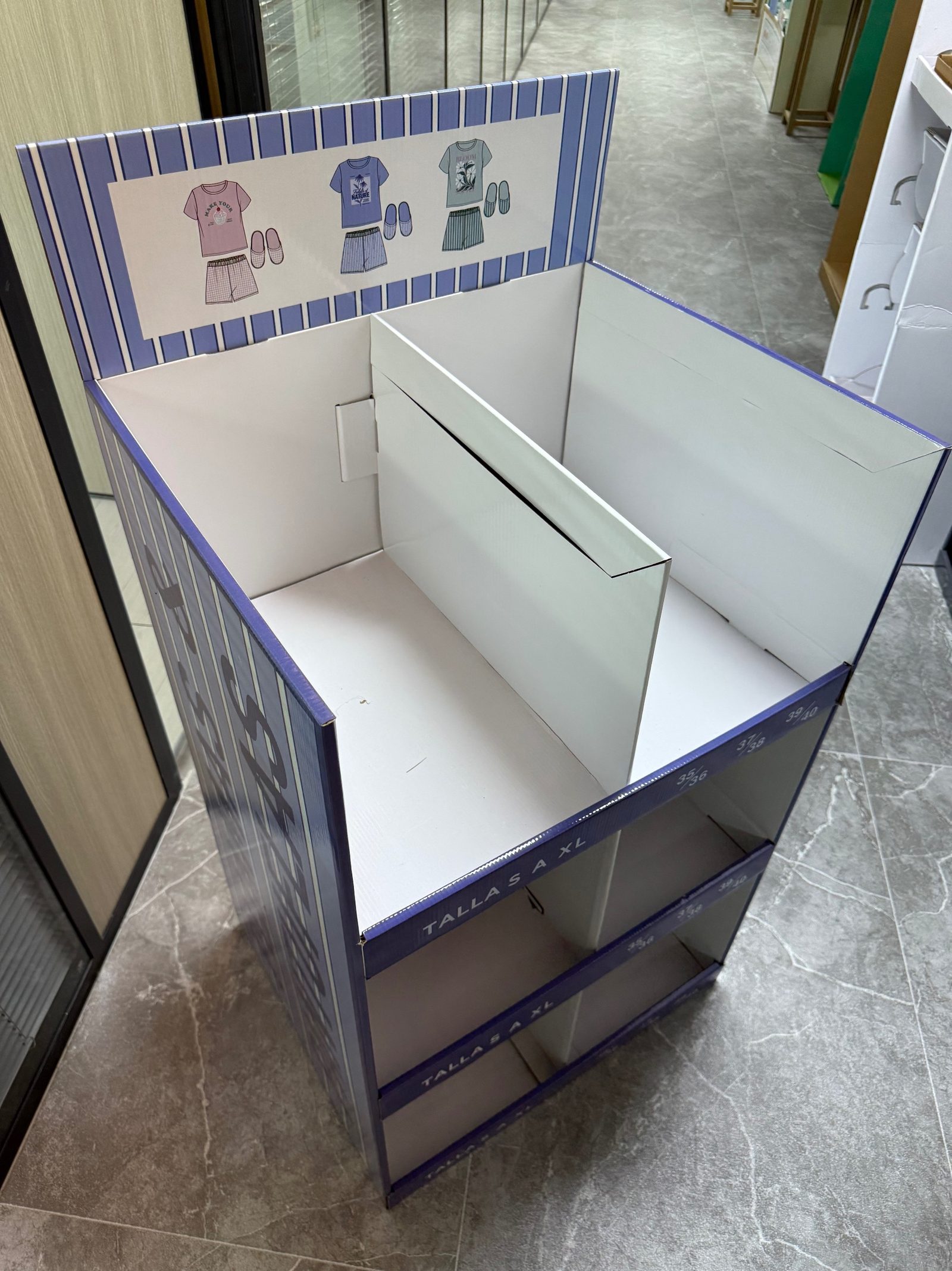 Top compartment and central divider of the pyjama display stand