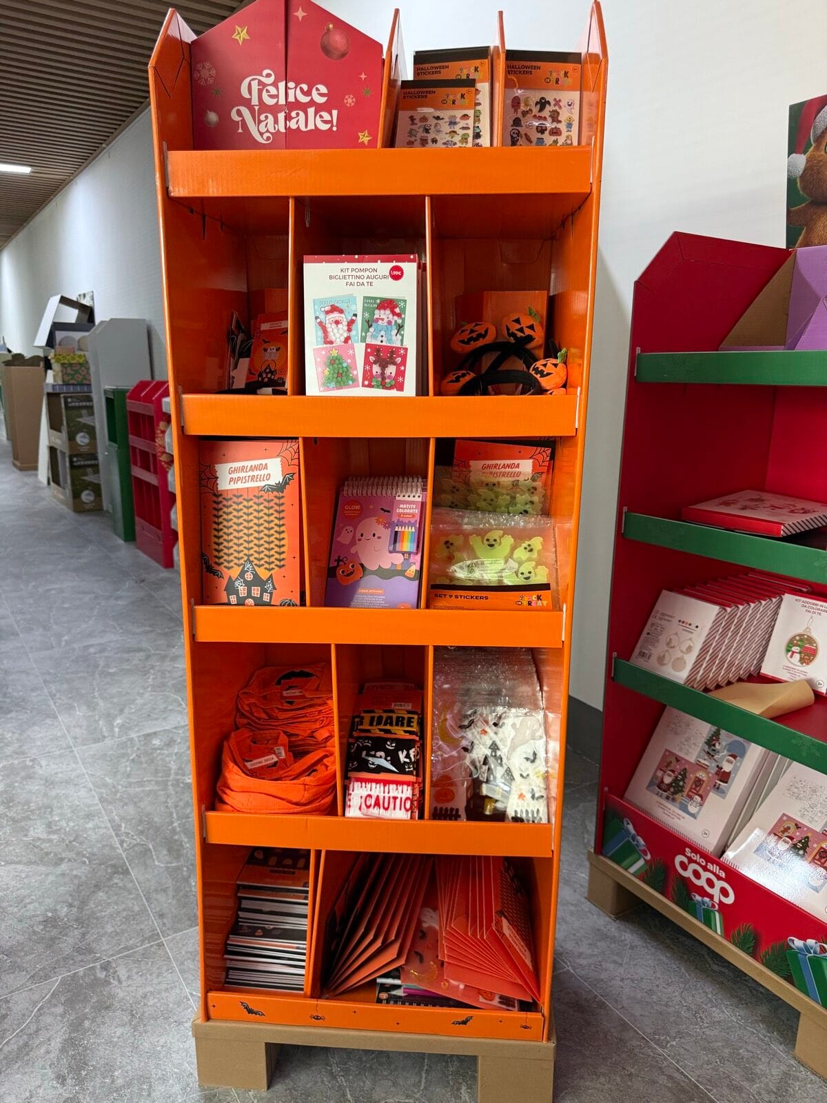 R003 Halloween multi-compartment display
