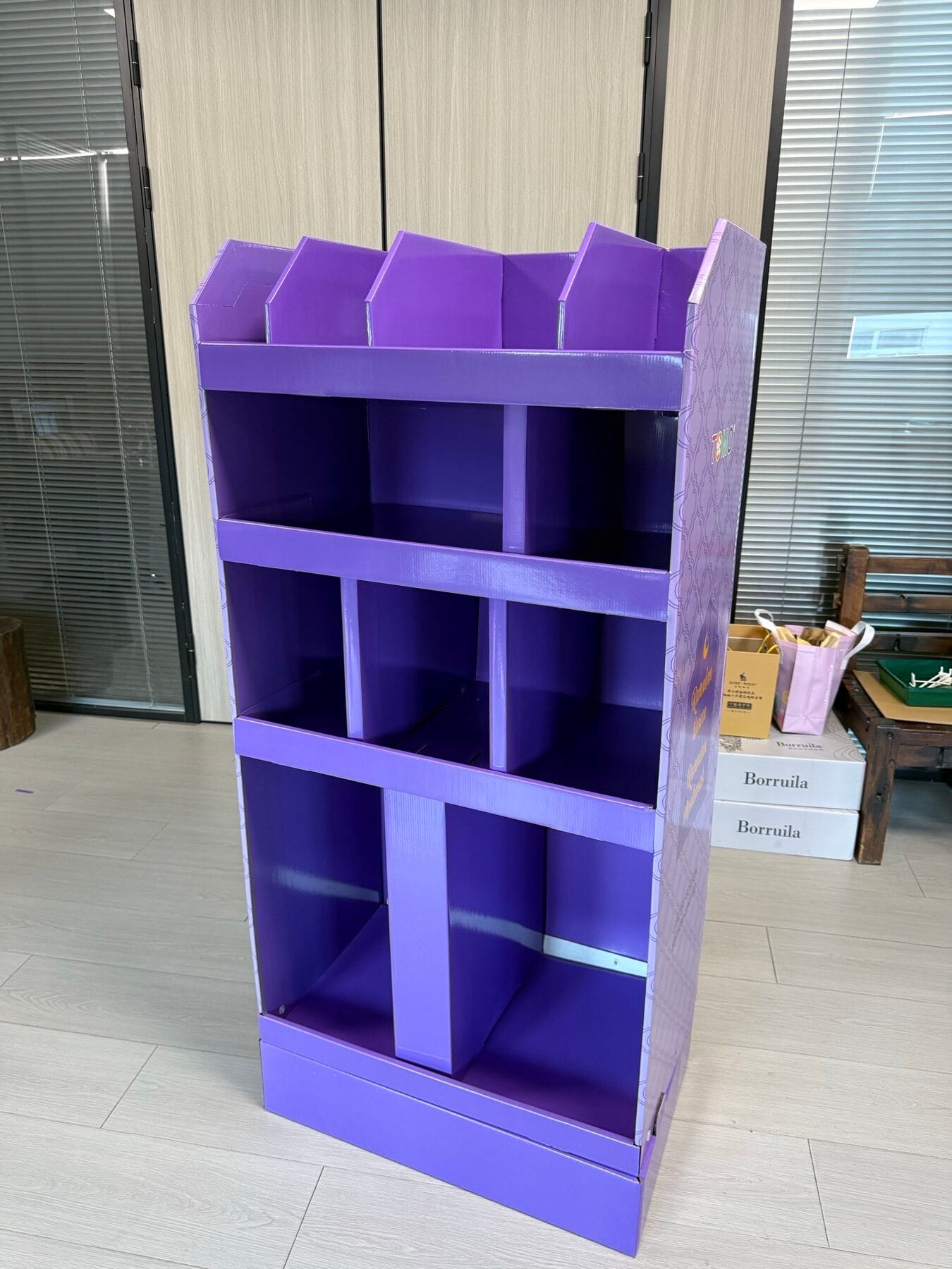 R004 Multi-compartment retail rack