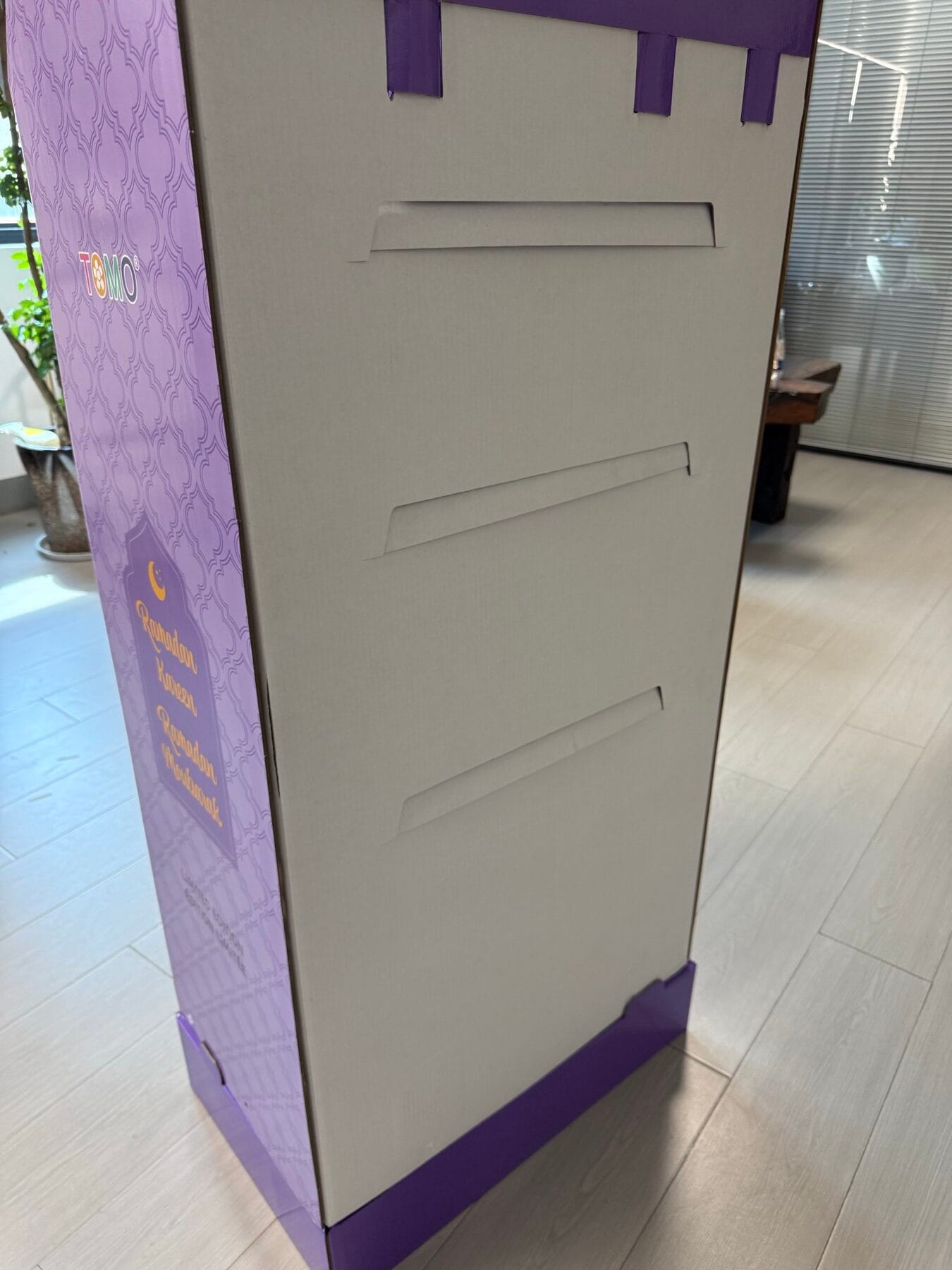 R004 retail display rack structure and compartment layout