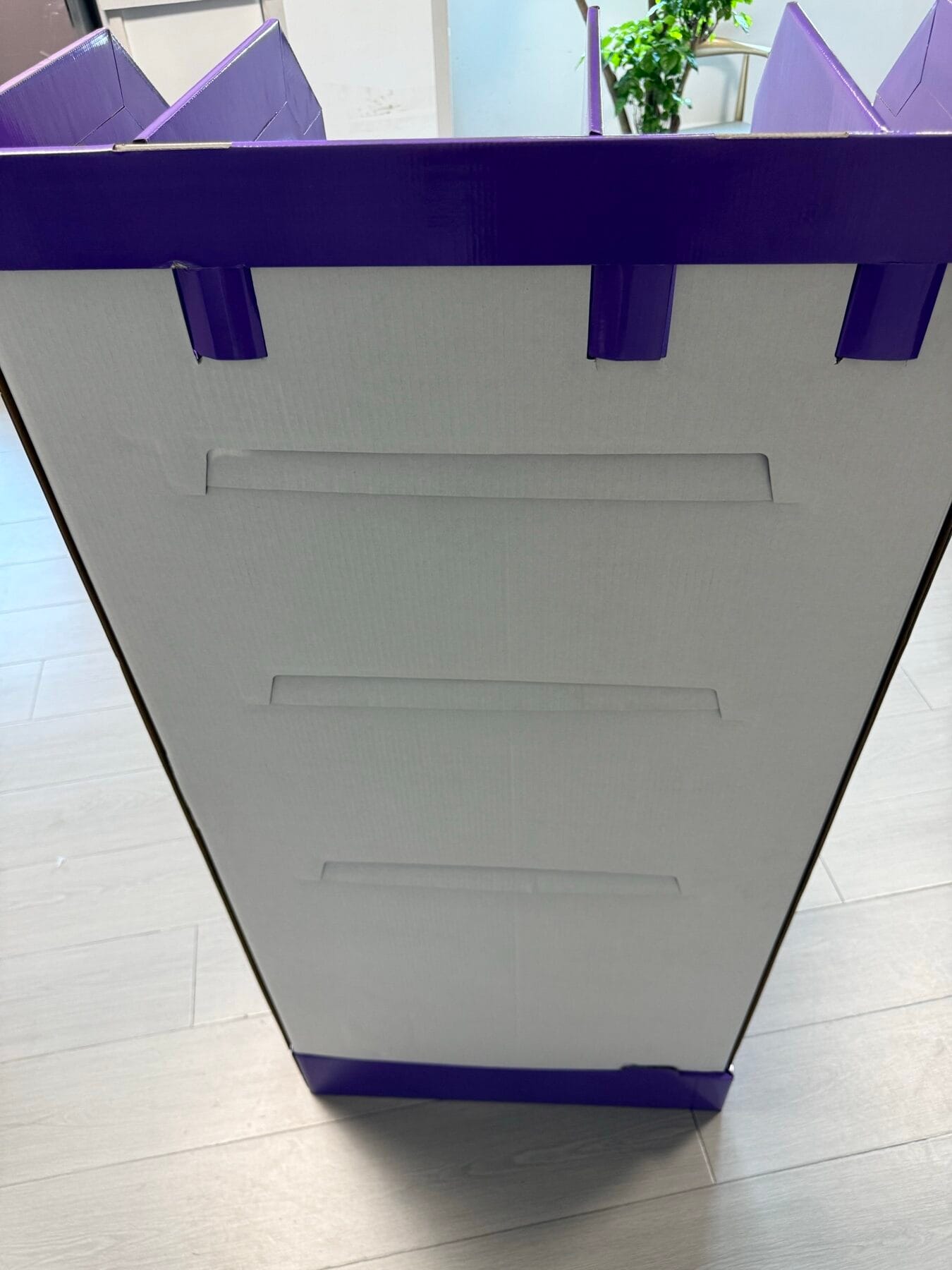 R004 wide-body corrugated floor display