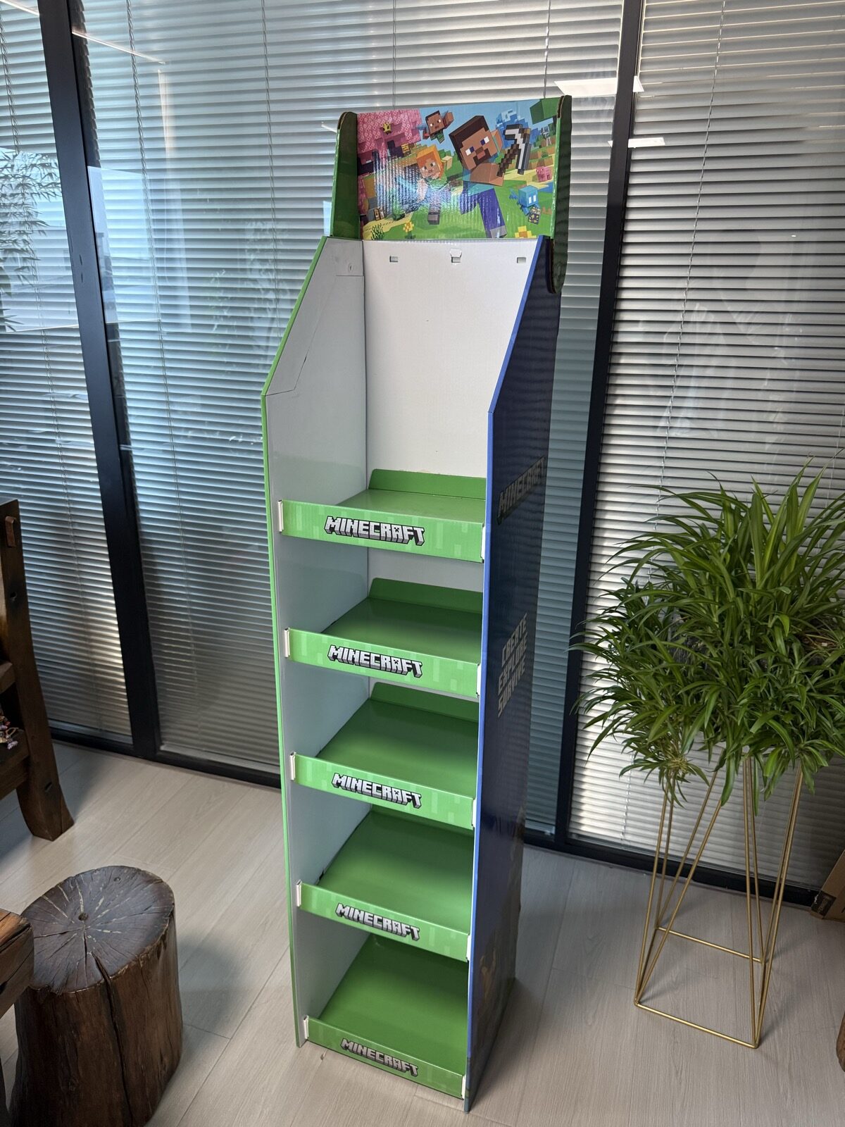 R006 Gaming merchandise floor display