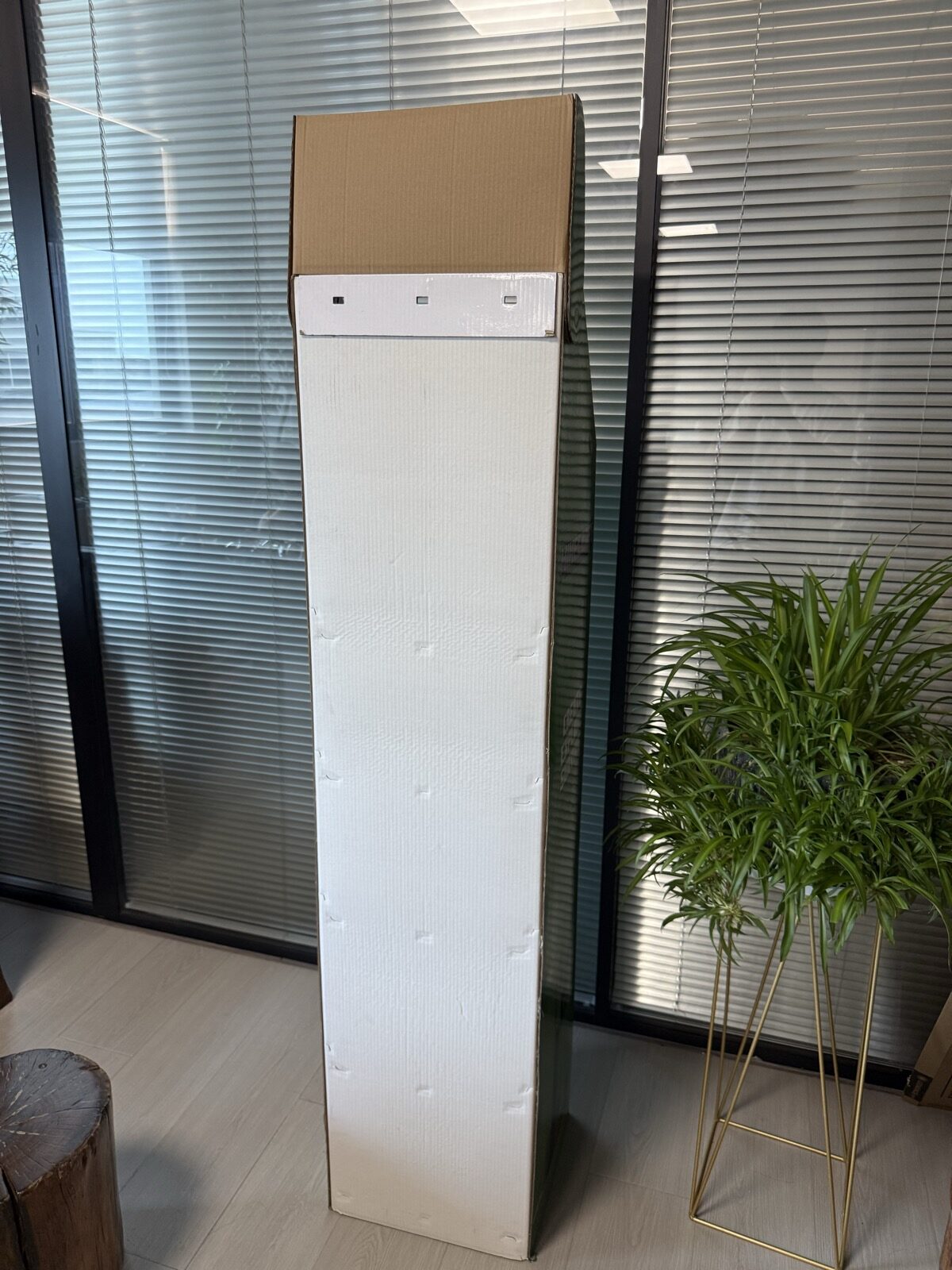 Rear corrugated structure of the five-tier floor display